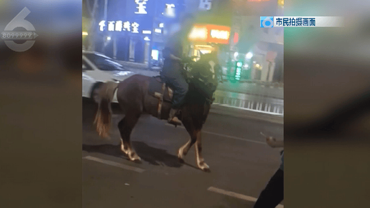 昆明一男子骑马狂奔,你觉得是故意的吗?