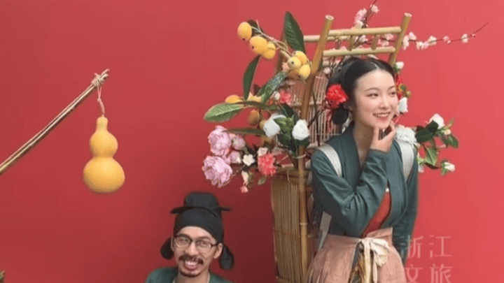 西湖边卖花姑娘走红,是炒作吗?