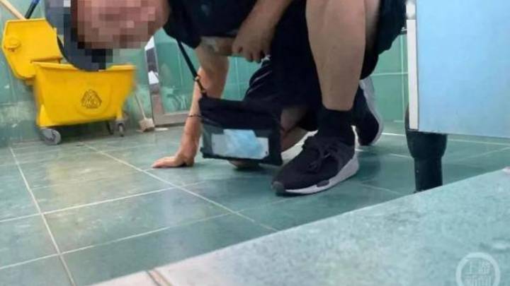 68岁男子公园女厕偷拍被抓后,因基础病被拘留不予执行,你怎么看?