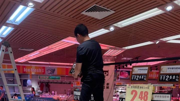超市员工踩踏散装大米售卖柜更换售价牌,你怎么看?