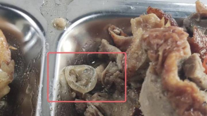 广州一职校食堂吃出胶制异物,系鸭子眼球膜,你相信吗?