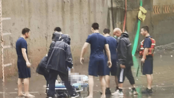 如何看待江苏镇江一女子暴雨后骑电瓶车穿行积水涵洞溺亡?