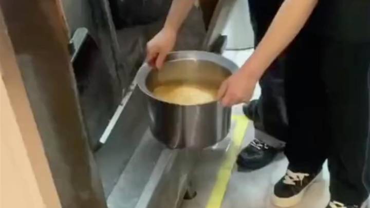 员工在拖把槽接自来水兑橙汁,涉事门店应该停业整顿吗?