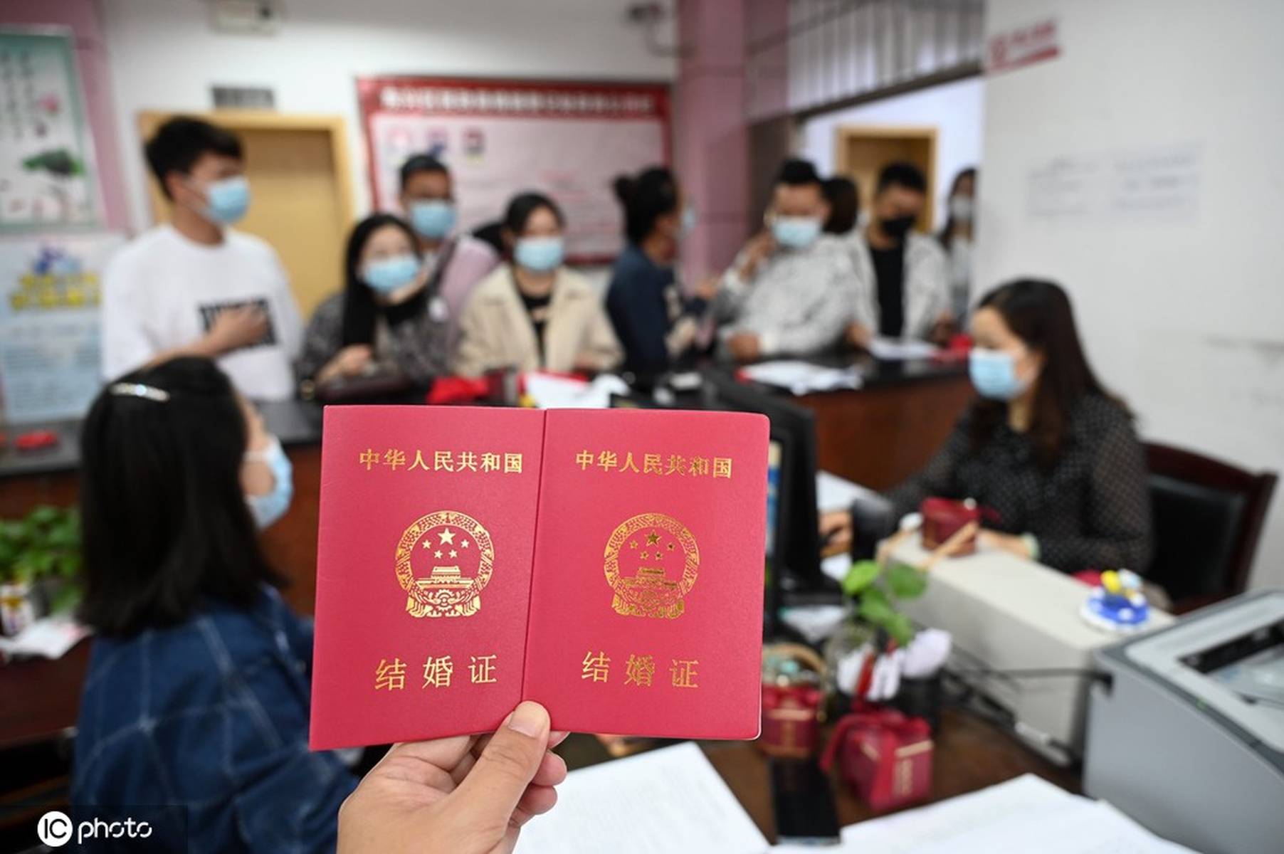 520民政局也开始卷？新人领证排队好似核酸筛查点