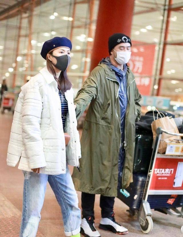 原创谭维维罕见带老公现身,陈亦飞紧跟老婆,夫妇发脾气都一个表情