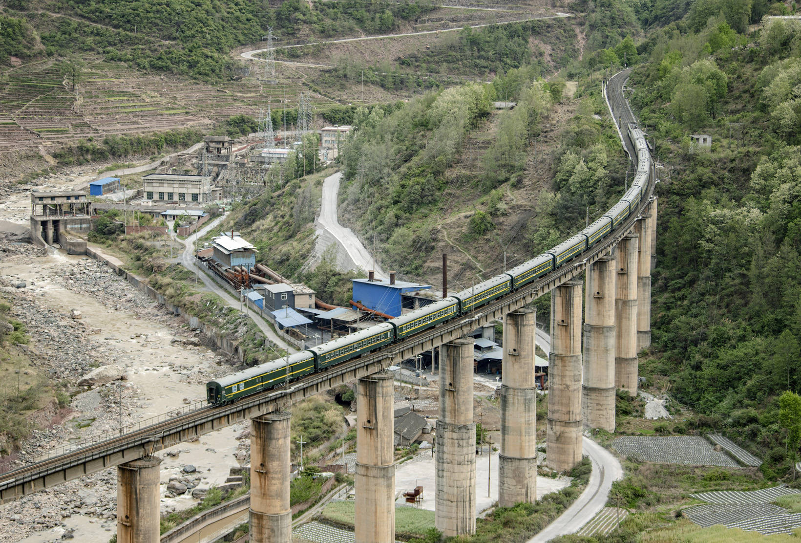 凉山州越西县:穿行在大山深处的"扶贫列车"