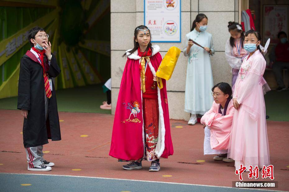 世界读书日 学生趣扮书中角色读经典