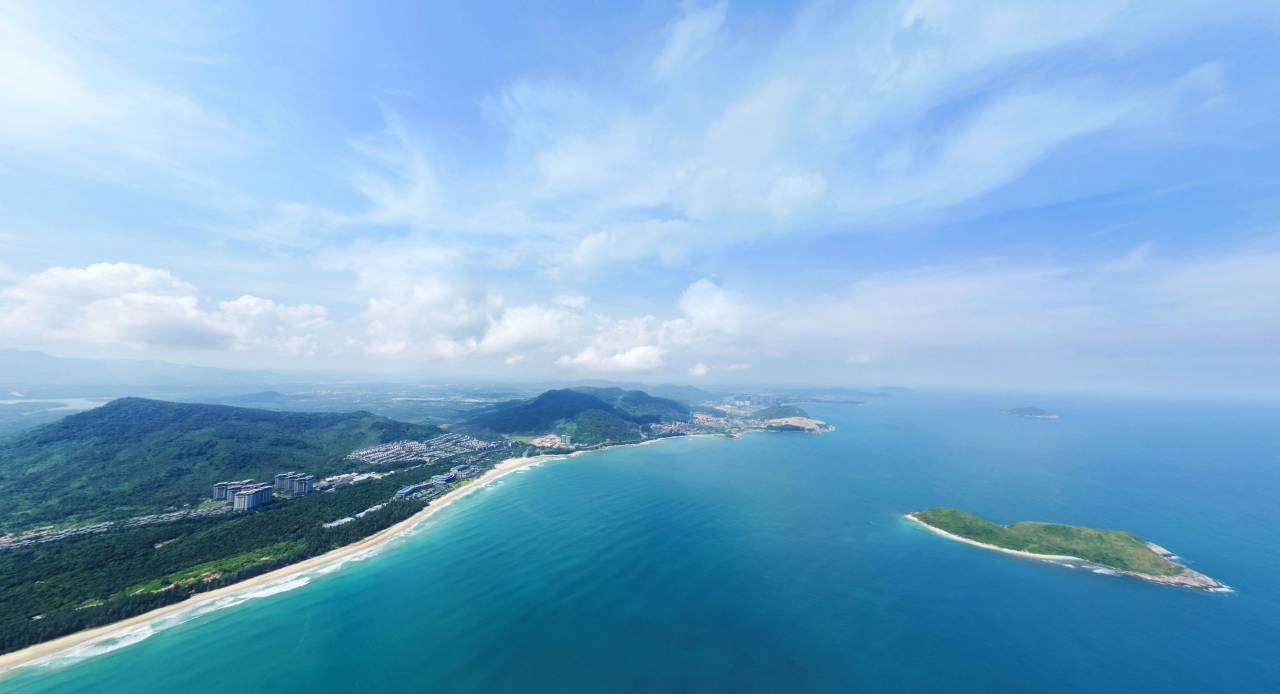 石梅湾由两个形如新月的海湾组成,碧海银滩为植被茂密的低缓山坡所