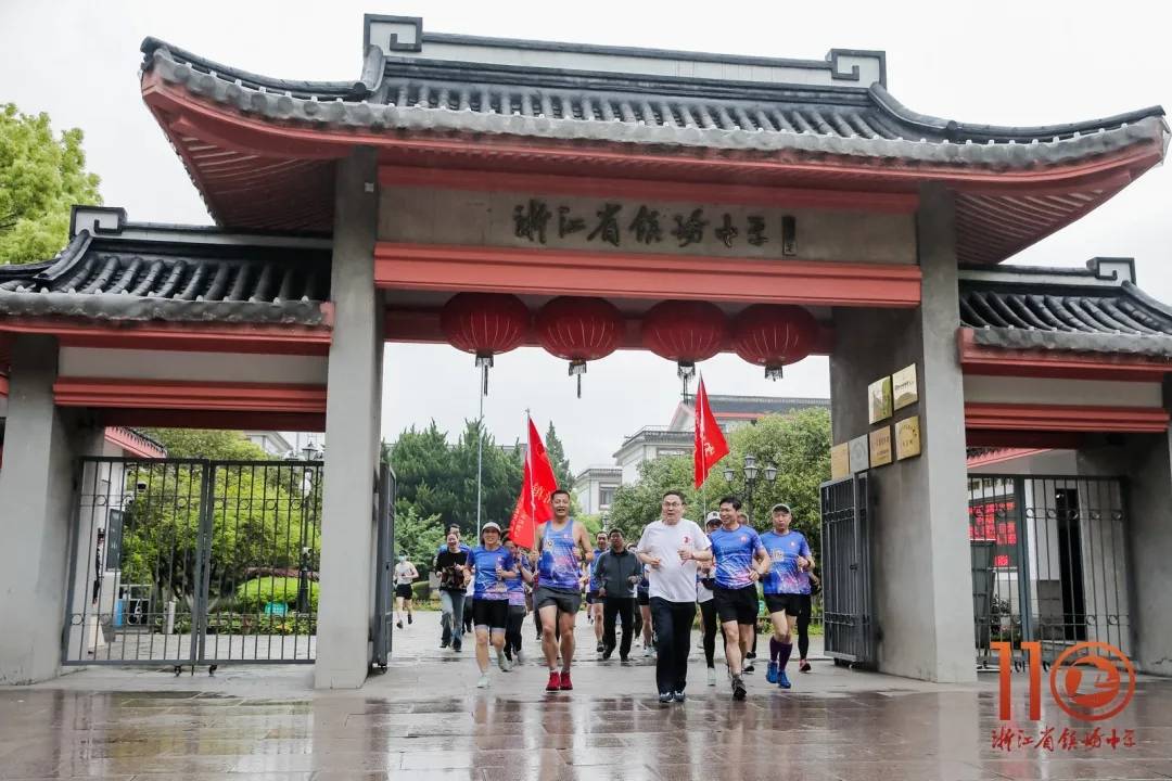 镇海中学南京校友会:登顶紫金山,贺母校百十华诞