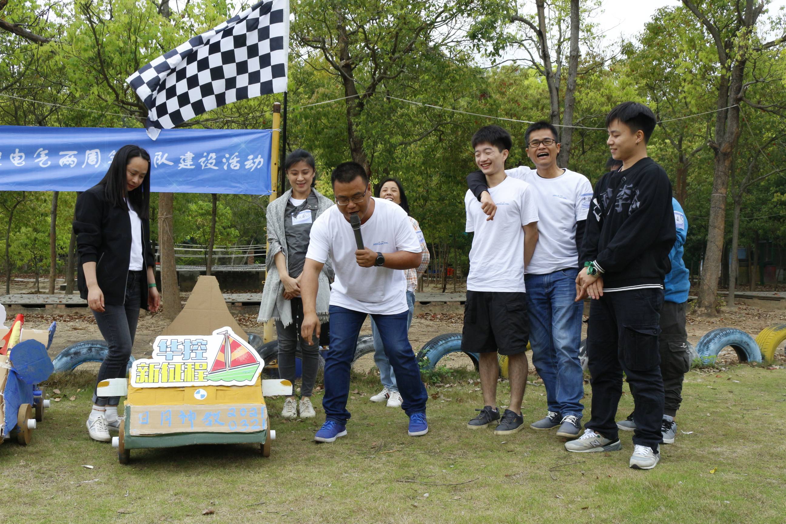 "超级方程式f1战车,化身f1赛车手 利用"扁平封装"的纸板,轮子,pvc管