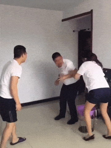 搞笑gif趣图,在绝对的力量面前,任何技巧都是徒劳,莫名的心疼这妹子!