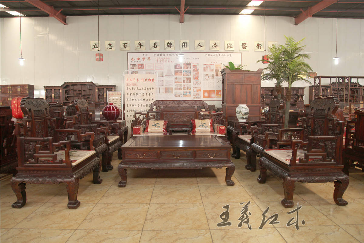 青岛王义红木家具馆大红酸枝沙发纯手工雕刻,不上漆大料独板值得拥有