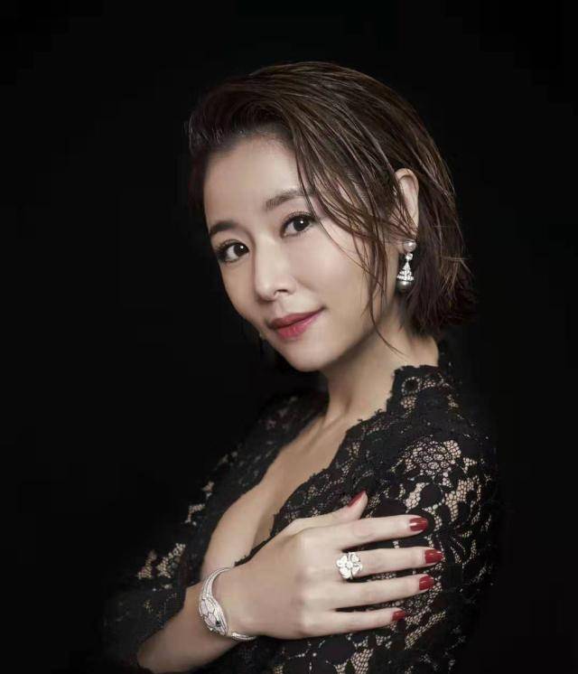 林心如再次大胆尝试油头发型!一袭深v领黑纱裙性感妩媚,真吸睛