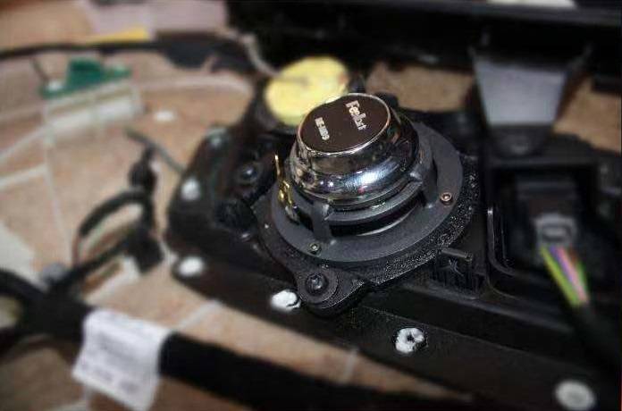 喇叭安装细节:(前声场选用芬朗re-6.3ll套装喇叭,原车位无损安装.)