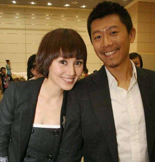原创袁泉携夫亮相小动作好甜蜜,穿条纹衫气质高级,夏雨休闲装太减龄