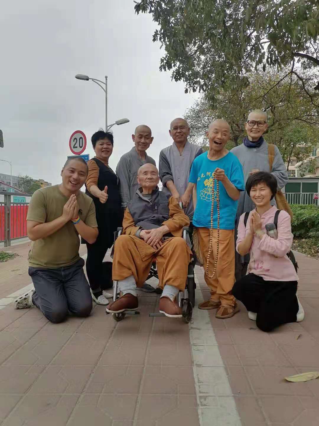 果孝法师和弟子们来深圳市拜访108岁惟林老和尚