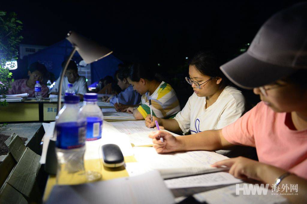 云南地震灾区高三学生帐篷外挑灯夜战复习备考