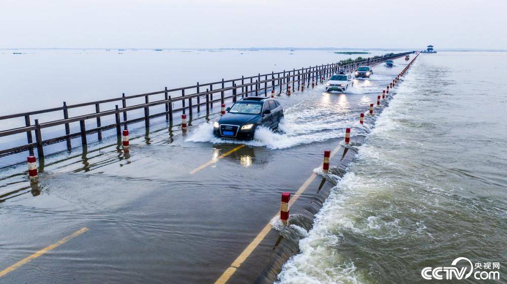 江西九江:永吴公路再现水上公路景观