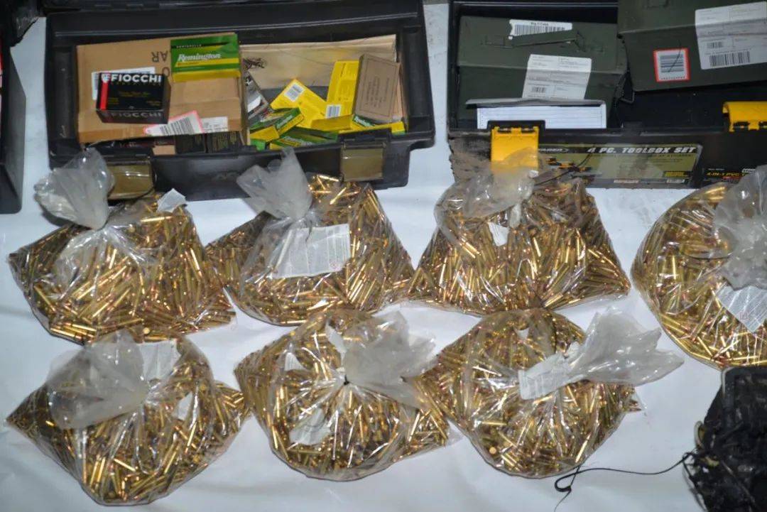 2万发子弹,12支枪支,疑似燃烧弹的物体和多罐汽油.