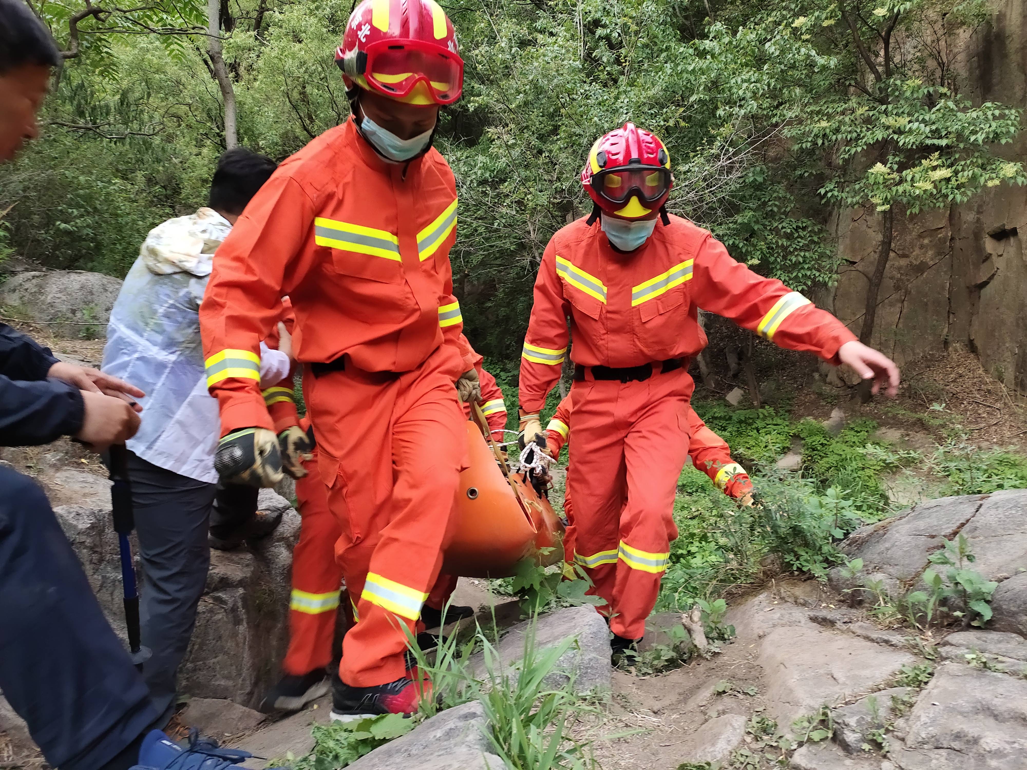 驴友野外登山骨折受伤,延庆消防2小时营救脱险!_救援