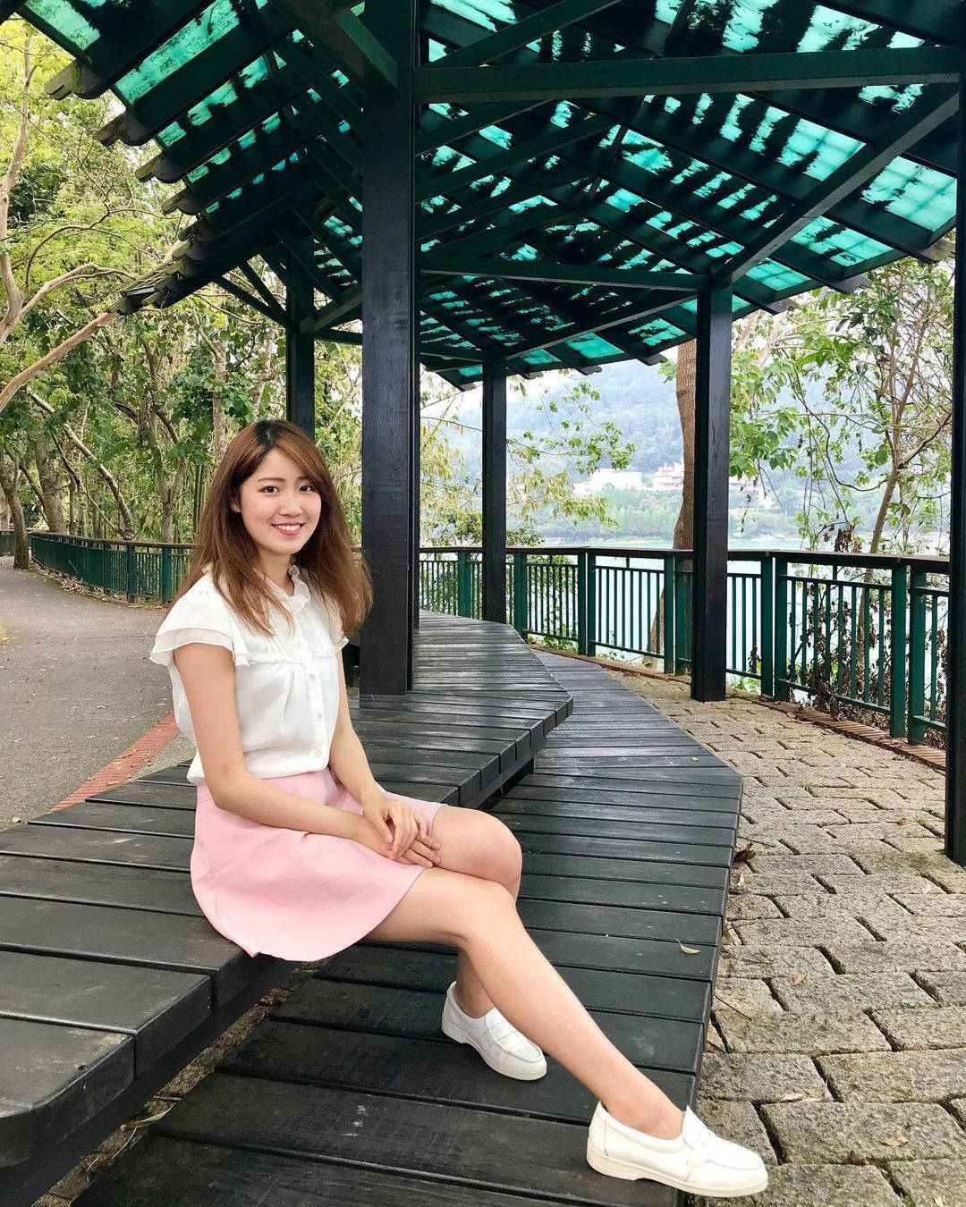 音乐老师太甜美,又细又长的美腿,穿起黑丝袜给人有别以往的感觉
