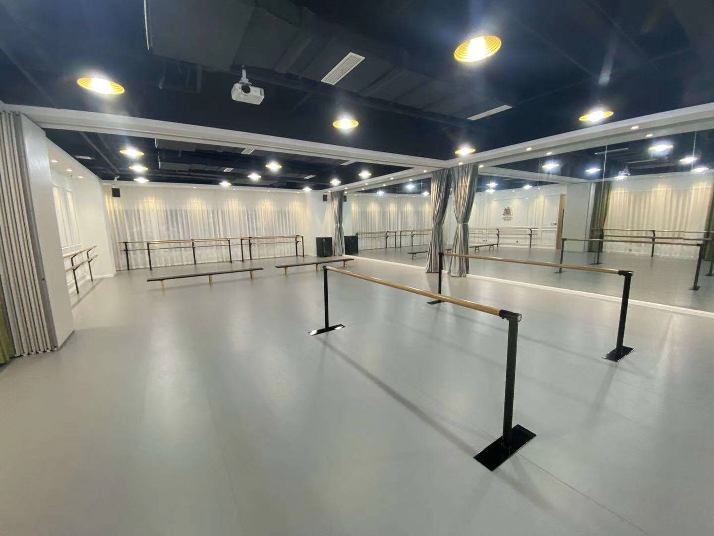 学校的舞蹈教室改造到底用什么地面材料或者地板地胶好?