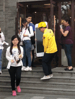 搞笑gif图:这个衣服是不是穿着很热啊!我看你急着出来