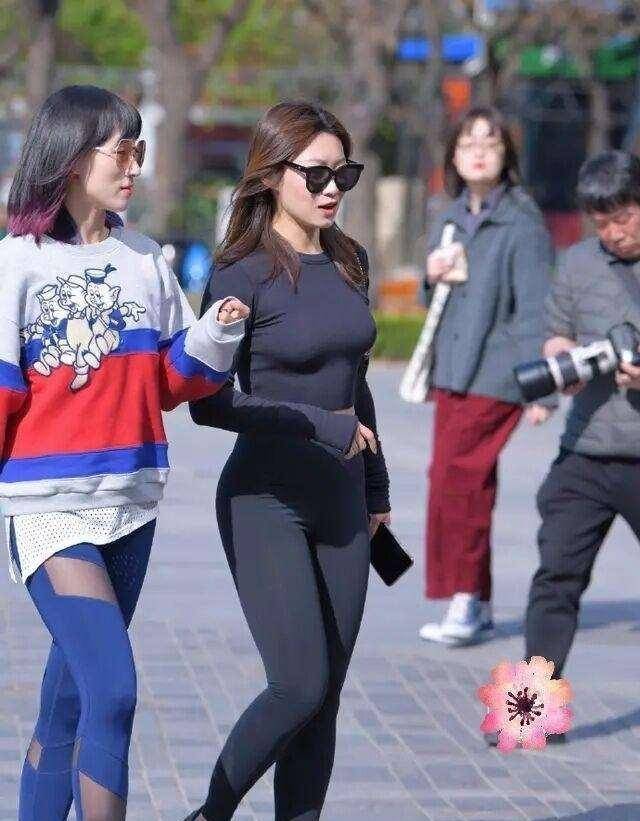 时尚俏皮的打底裤穿搭凸显优雅态度,舒适大方又显气质,傲娇迷人