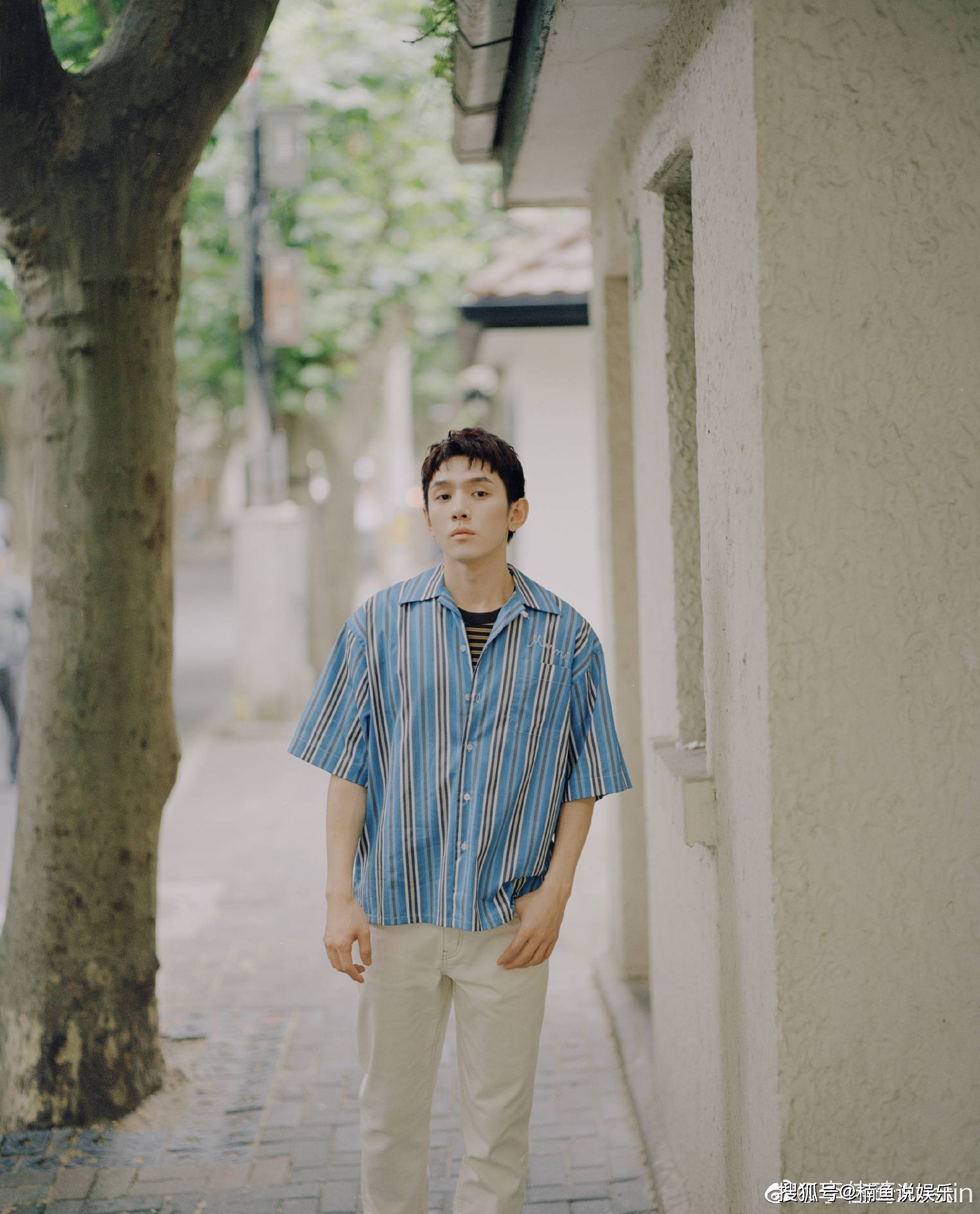 原创李佳琦夏日胶片写真来袭,蓝色条纹衬衫少年感满满,太有气质了