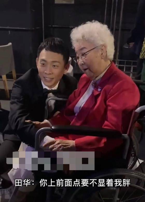 老演员田华跟张译合影,其儿子曾患癌去世,送黑发人
