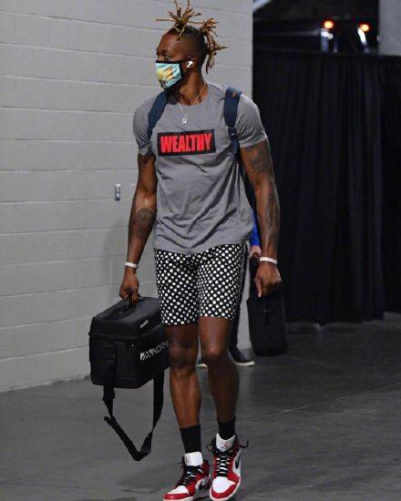 放一波nba潮男穿搭,有机器人伦纳德哦,难得一见的花伦