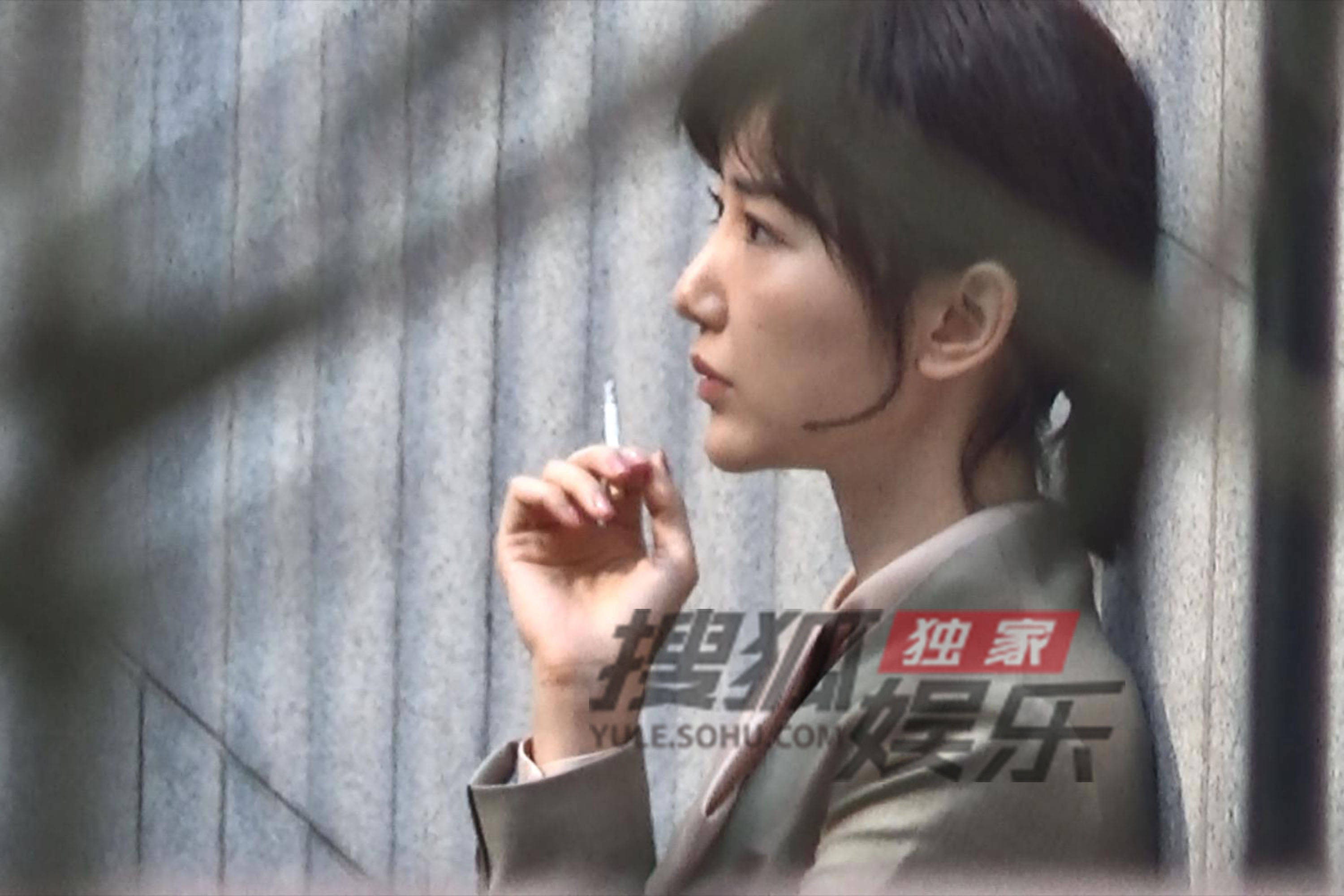 独家:毛晓彤拍抽烟戏!在墙边云吞雾绕风韵十足