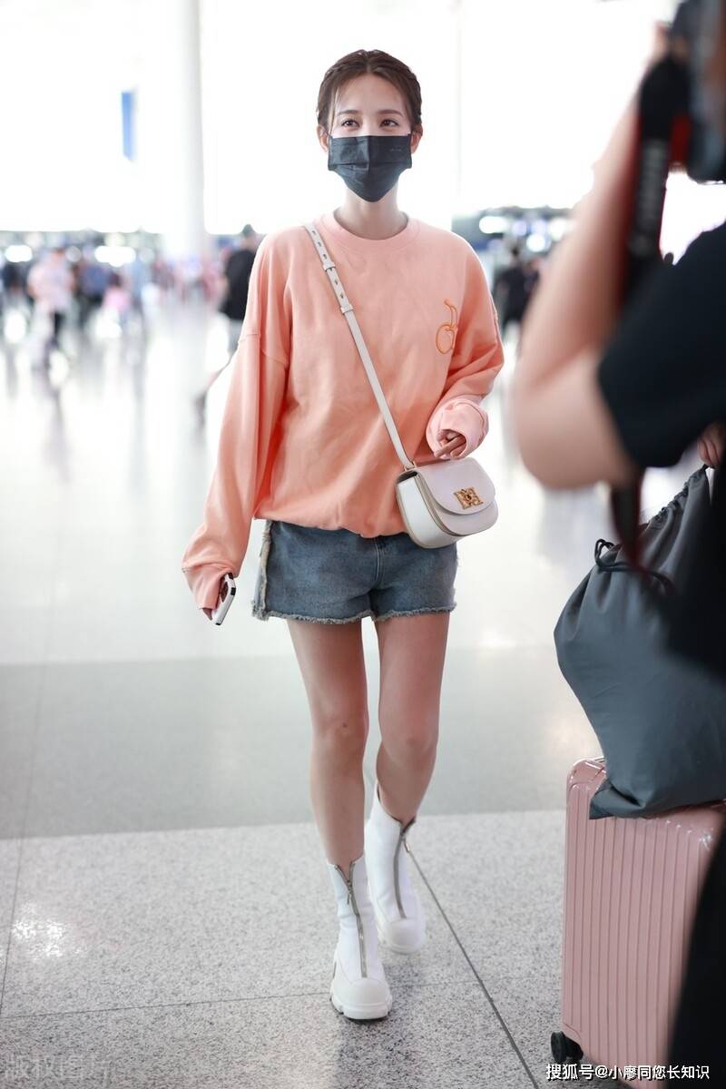 李一桐现身机场,一身休闲的打扮,气质完美迷人