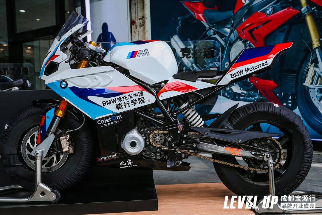 同样位于宝源行展厅三楼,bmw motorrad区从摩托车,骑行装备到精品一