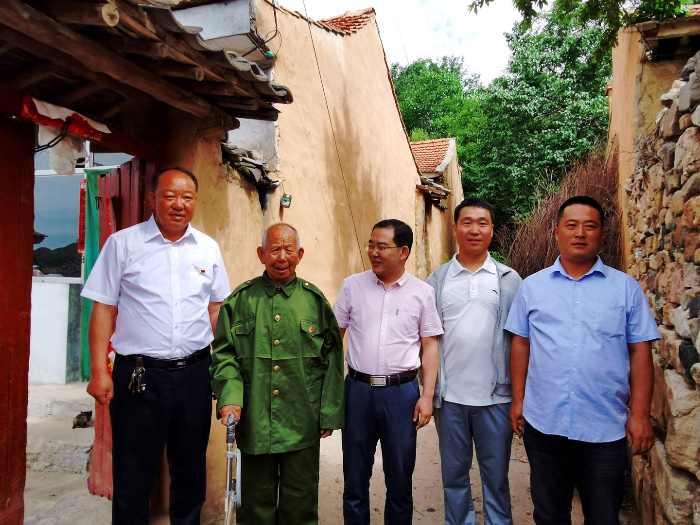 灵丘下关乡岸底村为新中国成立前入党的老党员李振贵庆贺生日