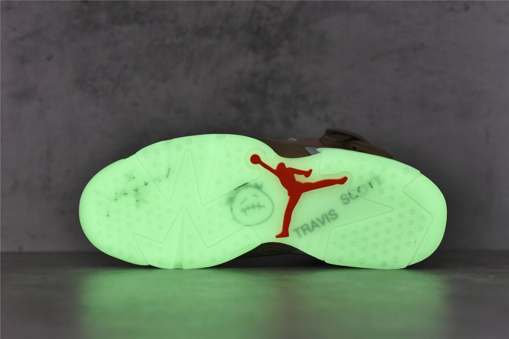 travisscott鬼脸壁纸,travisscott鬼脸标图片 乔丹travis scott 联名鬼脸口袋篮球鞋 air jordan 6