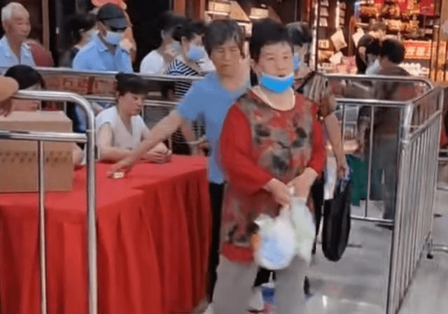 江苏一商场做活动大爷大妈循环转圈领纸巾累倒他们就麻烦了