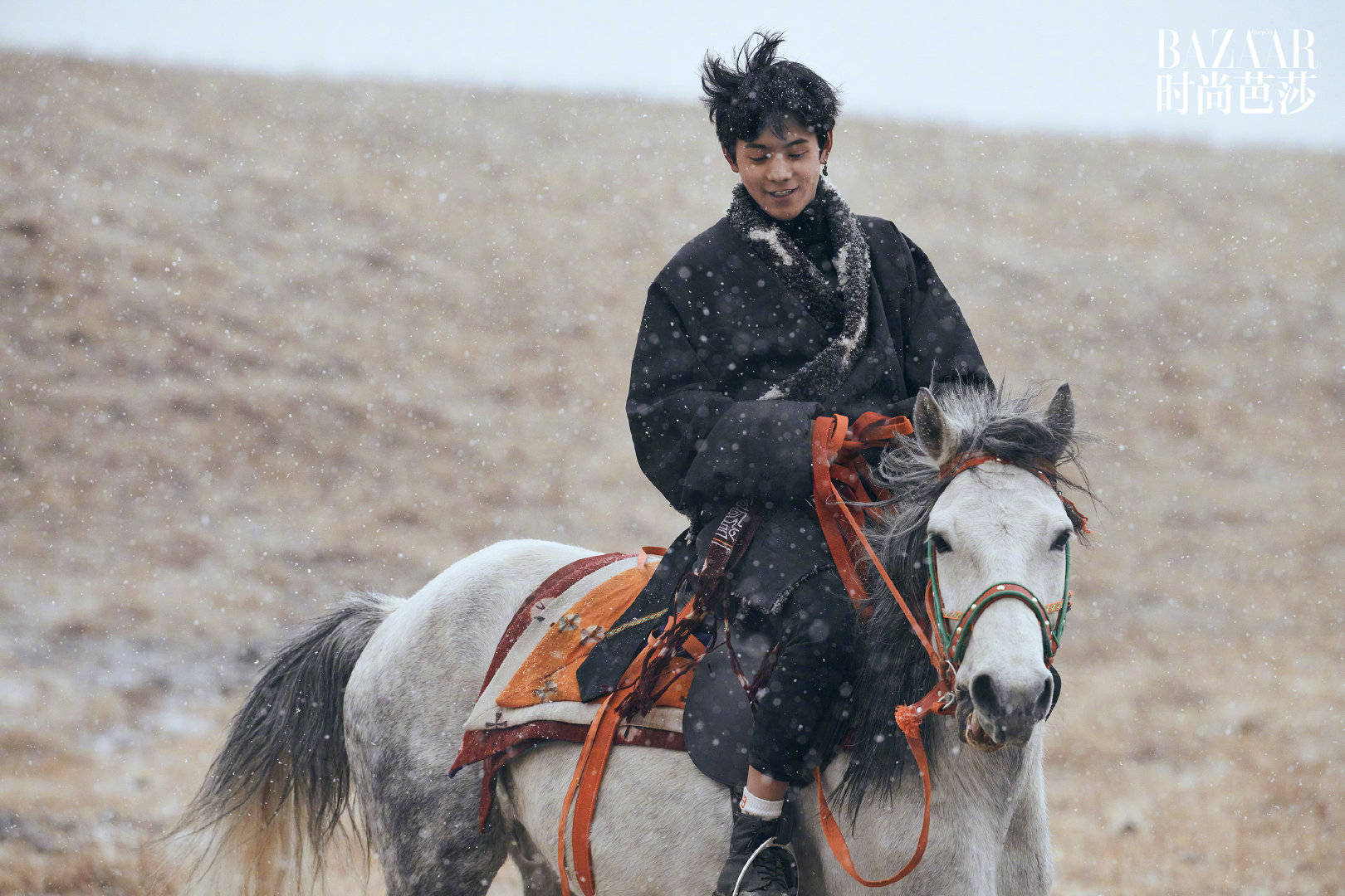 丁真与小马珍珠的感情非常好 丁真骑着马儿,漫步在大山