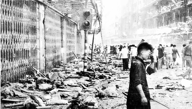 炸弹爆炸后留下的巨大                    请点击右上角关注!)