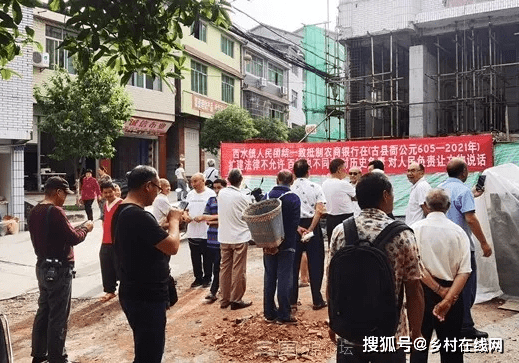 四川南充:南部县西水镇一古遗址旁建筑施工,惹老百姓反对