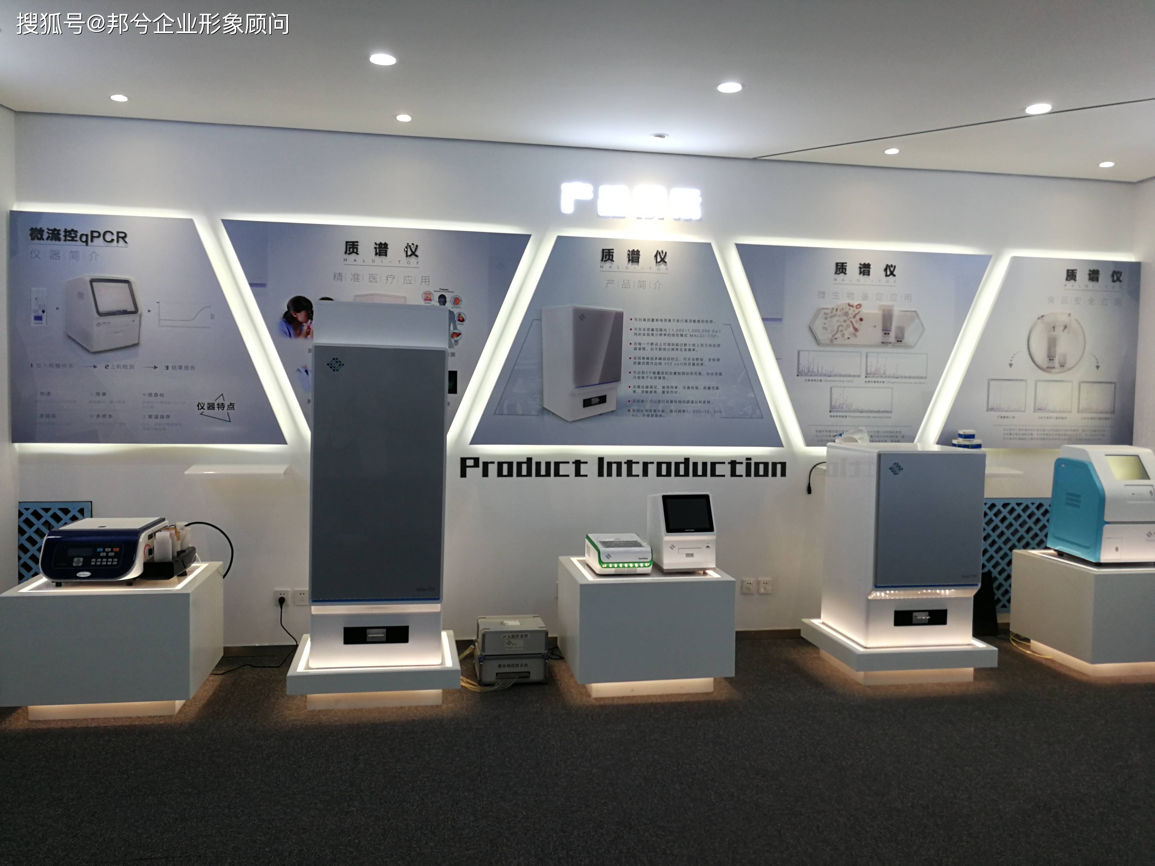 展厅设计师要发挥想象力和创造力,将色彩,灯光,投影,声响,荧屏等多