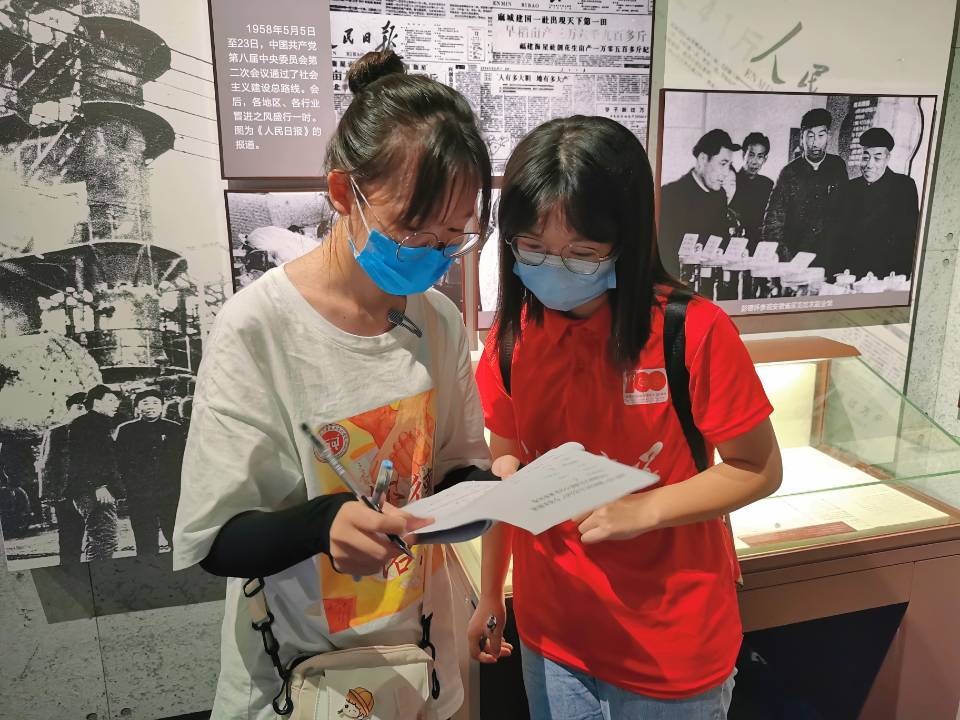 原创湘潭大学红色旅游文化调研小分队与友校社会实践团队进行友好交流