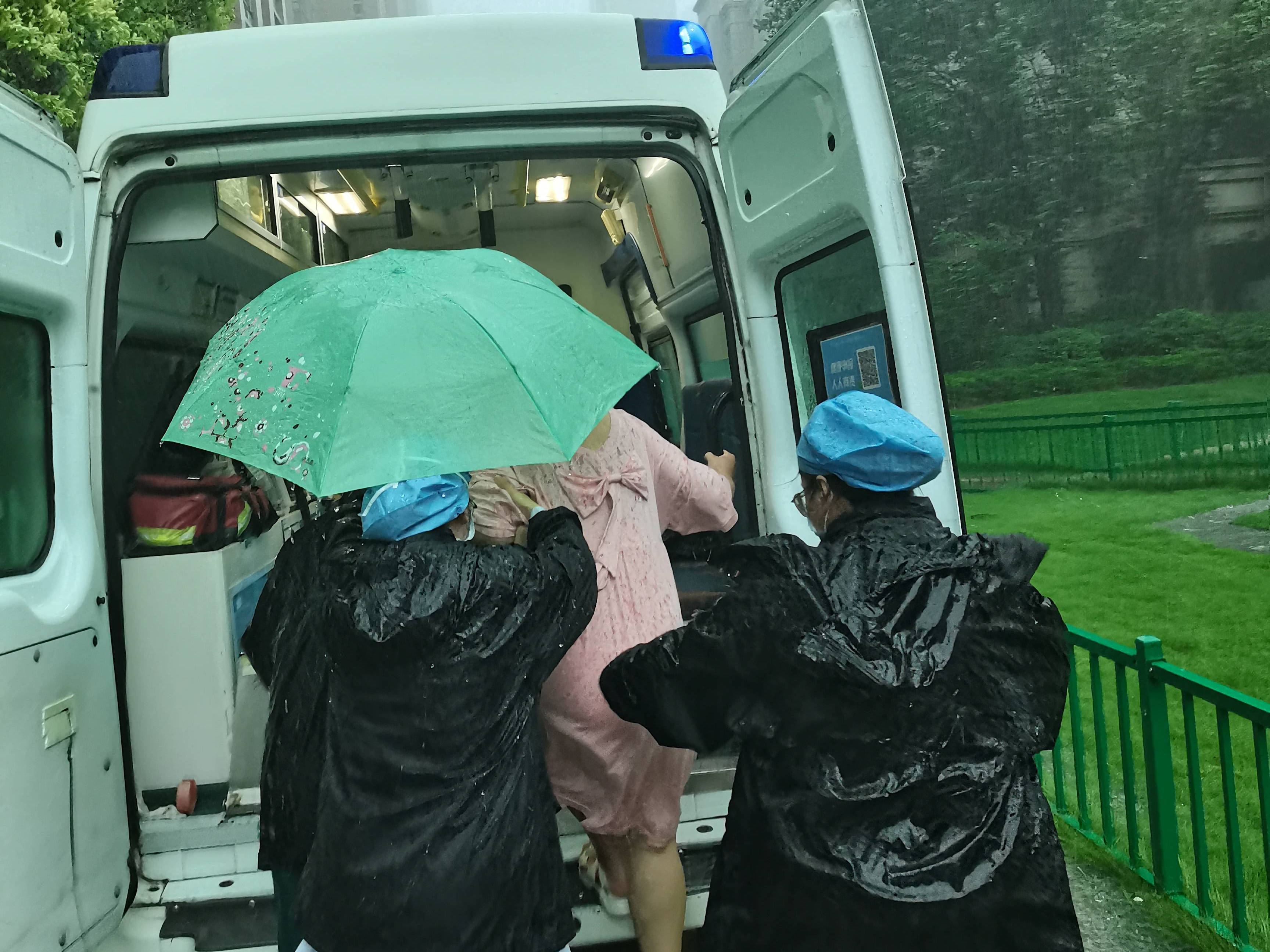 狐大医急救车被困暴雨中郑州七院医生坐铲车来抢救孕妇