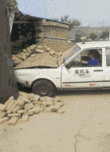 搞笑gif趣图,这个教练车到底经历了什么,不会又是女司机吧!