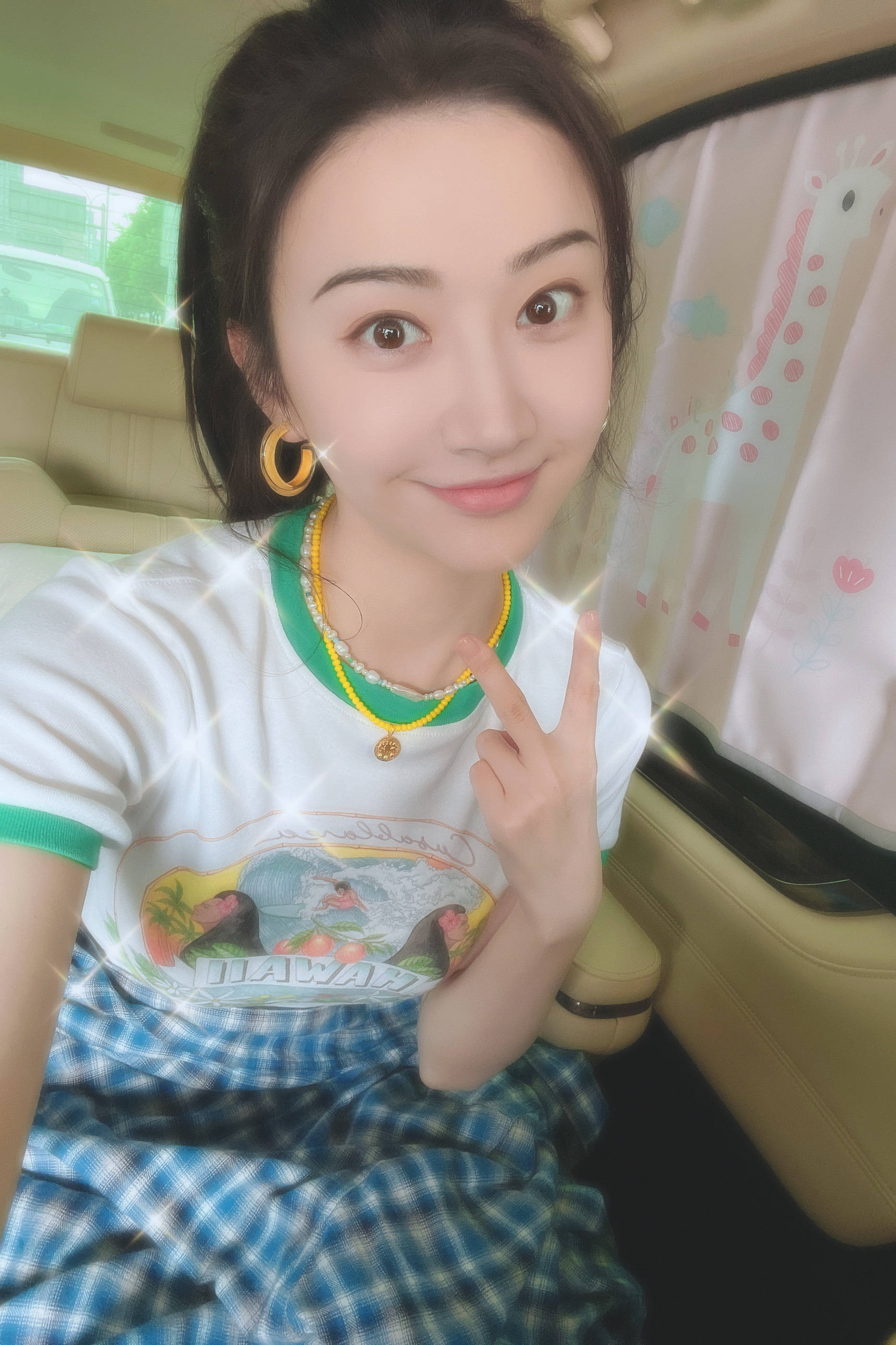 1/ 12 搜狐娱乐讯 7月30日,景甜工作室晒出景甜一组九宫格自拍,写道