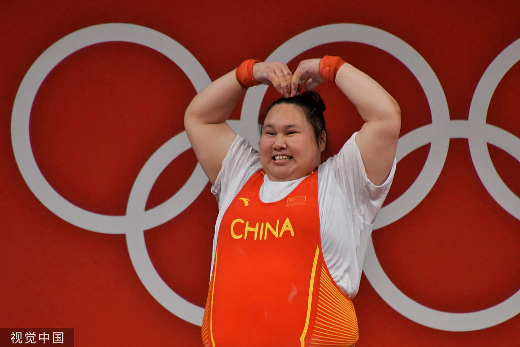 中国运动员李雯雯抓举成绩140公斤,挺举成绩180公斤,总成绩320公斤