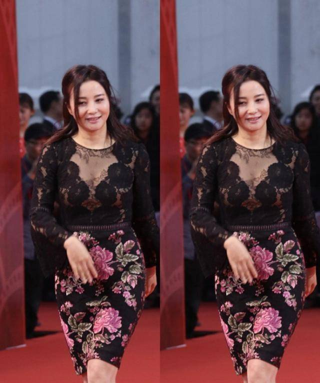 大陶红真是风韵犹存,穿蕾丝裙妩媚动人,生图依旧美得不真实