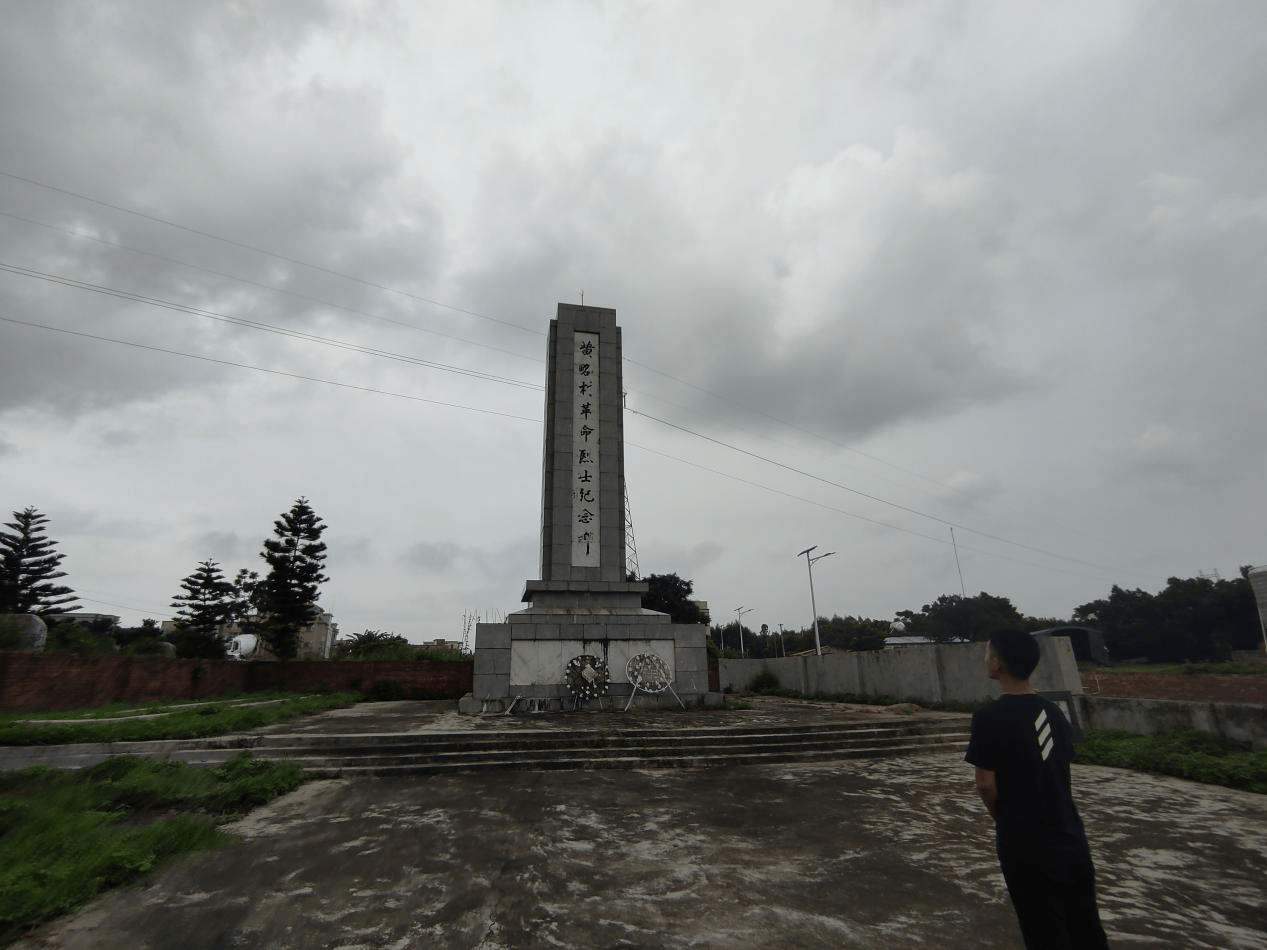 图为黄略村革命烈士纪念碑紧接着,队员们来到黄略村,领略当地不一样