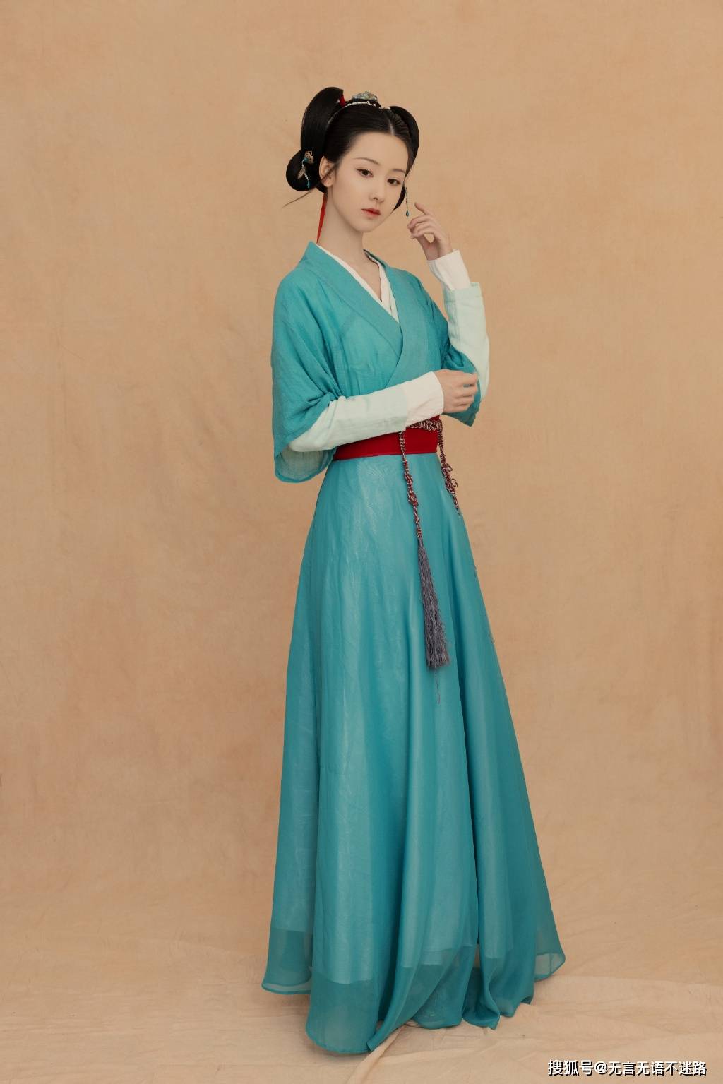 陈都灵古风侍女装扮,宛若画中人,尽显古朴温雅气质