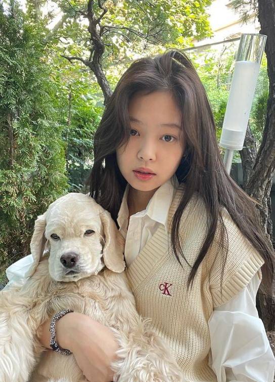 jennie抱狗合影穿同色毛衣 宠物犬表情呆萌可爱